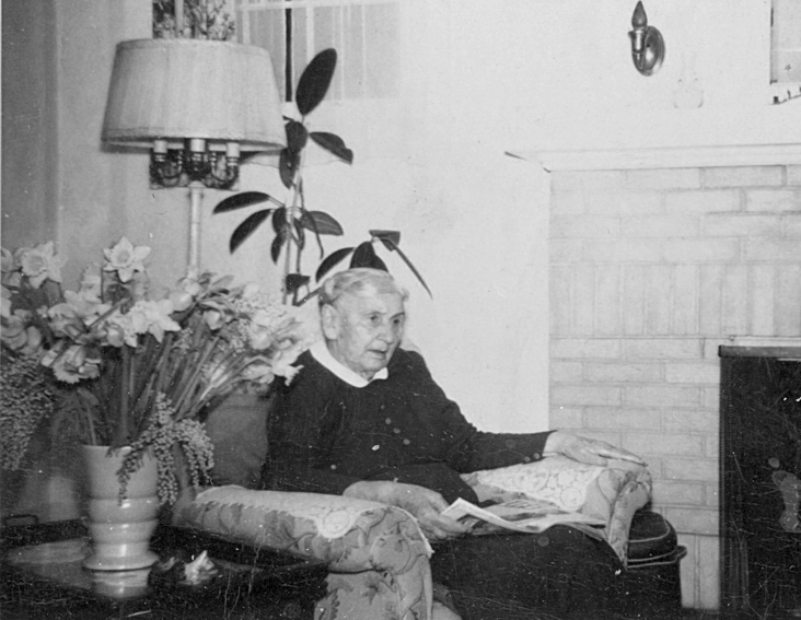 A person sitting on a couch

Description automatically generated with low confidence